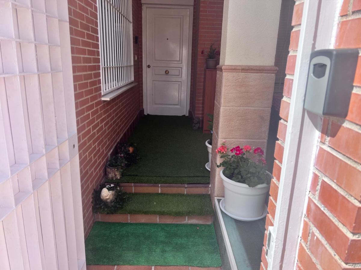 Апартаменти Casa Ideal Familias Y Grupos Con Balcones Exterior Soleada Patios Cerca Alhambra, Sierra Nevada, Rio Genil, Lancha Del Genil, Parque Llano Y Reloj Del Sol Con Barbacoas, Campo De Futbol, Circuito Gimnasia Гранада Екстер'єр фото