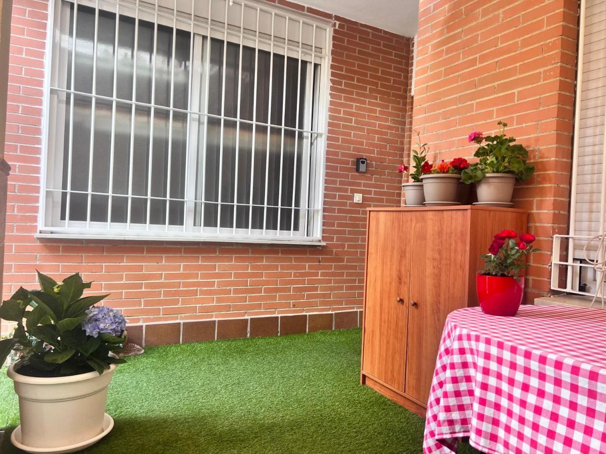 Апартаменти Casa Ideal Familias Y Grupos Con Balcones Exterior Soleada Patios Cerca Alhambra, Sierra Nevada, Rio Genil, Lancha Del Genil, Parque Llano Y Reloj Del Sol Con Barbacoas, Campo De Futbol, Circuito Gimnasia Гранада Екстер'єр фото